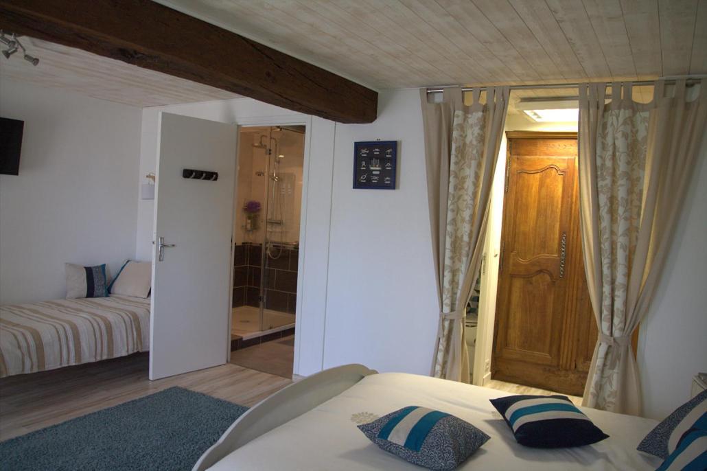Chambre D Hote La Roussiere Saint-Ouen-Des-Toits Kültér fotó